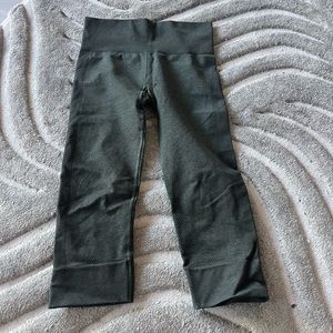 Dark green Lululemon leggings